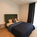 Roots Three - Modern Lakeview Apartment