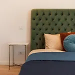 Roots Three - Modern Lakeview Apartment