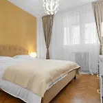 New Luxurious Central Apartment With Park View