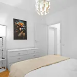 New Luxurious Central Apartment With Park View