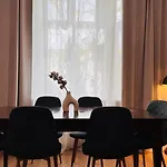 Ideal Home - Spacious & Modern Accommodation Near Unirii Square