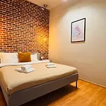 Ideal Home - Spacious & Modern Accommodation Near Unirii Square