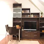 Cozy Flat In Villa Near Old Town