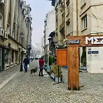 Modern Old Town Central Apartment