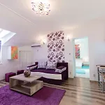 Queen Holiday Apartment