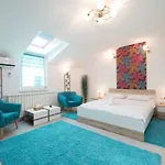 Queen Holiday Apartment
