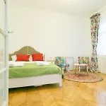 Bright Studio In The Heart Of The City With Netflix