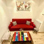 Modern Old Town Central Apartment