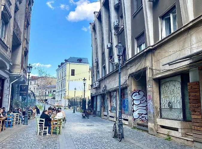 Modern Old Town Central Apartment