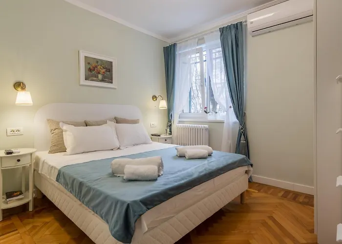 Central Stylish & Cozy One Bedroom Apartment - Adela Accommodation - Ideal For Long Stays