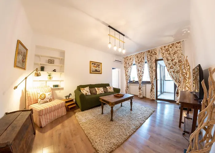 Theatre Rooftop Apartment With Patio