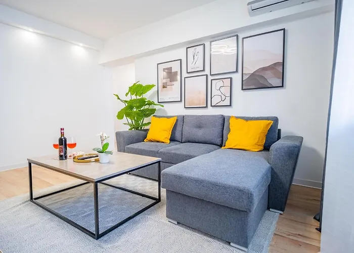 Refreshingly Chic: Newly Renovated 2Br Apartment