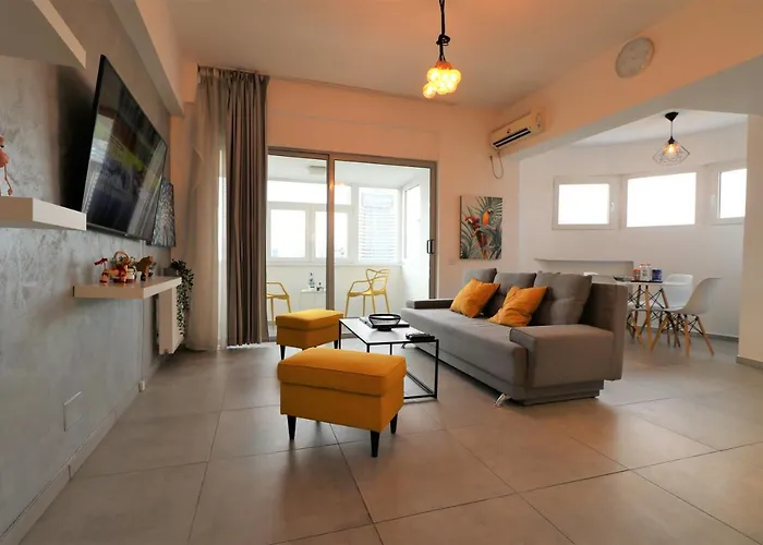 Serenity Heights Apartment: A Panoramic Haven Near Old Town - Free Minibar