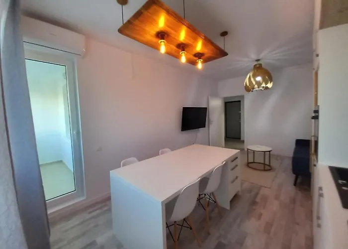 Preciziei 1Br Luxury Apartment With Fast Wifi, Self Check In And Parking