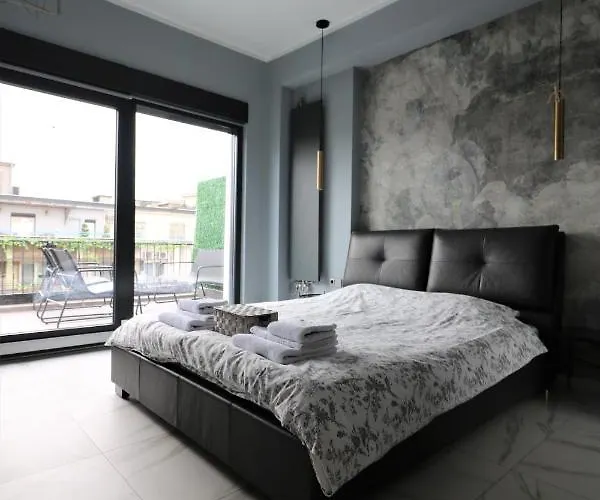 Deluxe Skyline Retreat Studio - Old Town Bucharest