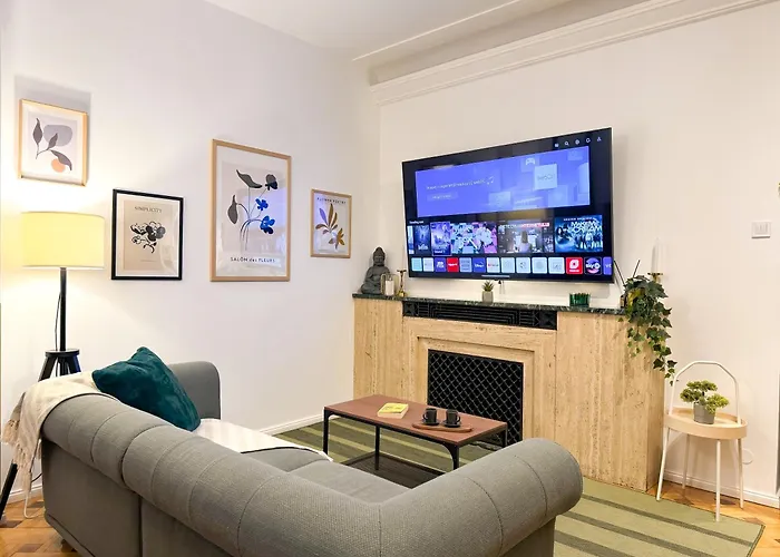 Chic Urbana: 140Sqm 5-Bedroom Downtown Gem