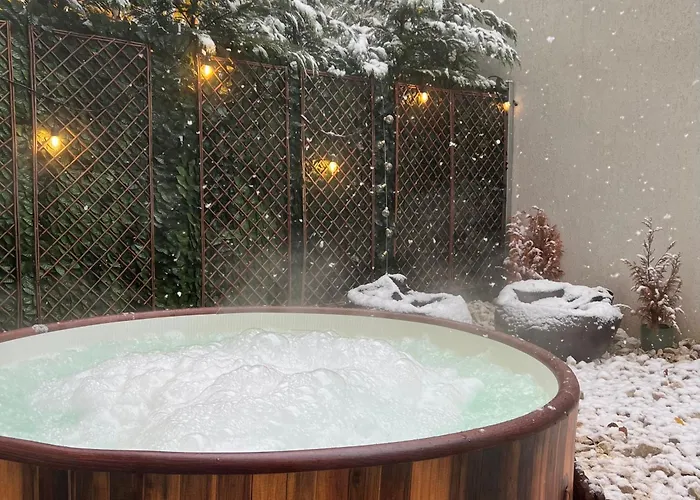 Downtown Hidden Garden With Jacuzzi In Bucharest