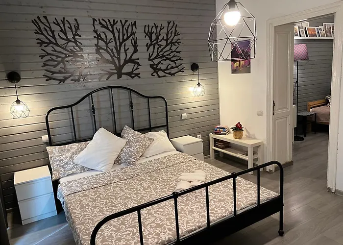 Old Town Impressionist Apartment