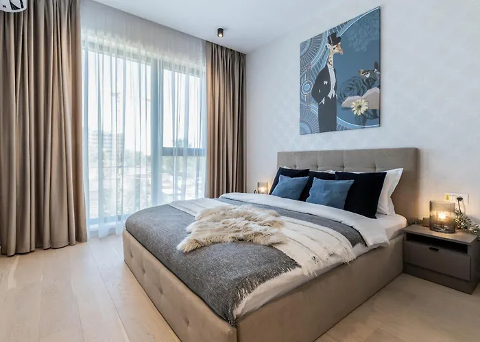 Stylish 1Br Apartment With Balcony In Vibrant Business Area