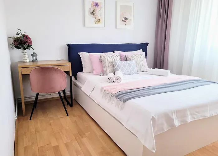 Cozy City Retreat, Obor Market & Metro