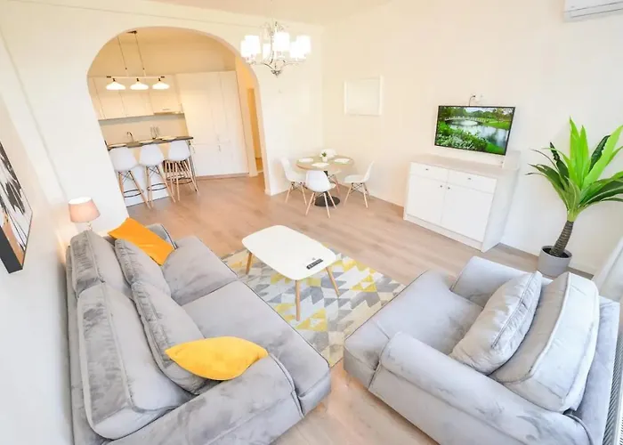 Spacious Deluxe Apartment Old Town-Free Parking