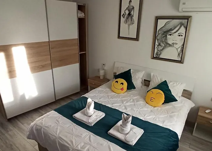 Comfortable Apartment University Square