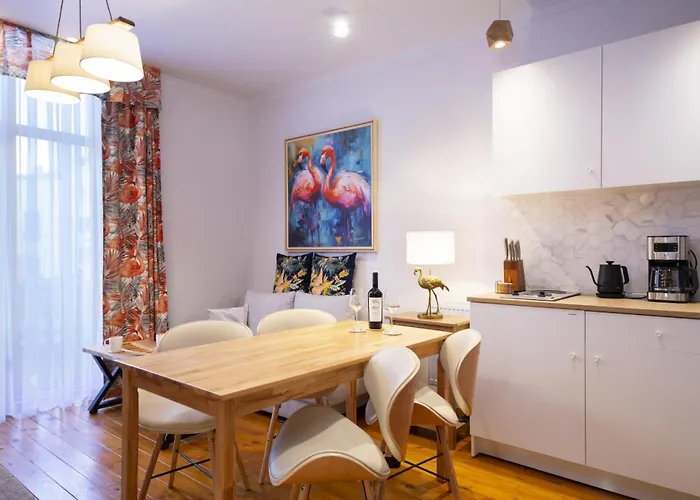 The Cozy Nest Downtown With Balcony By Pretty Apartments