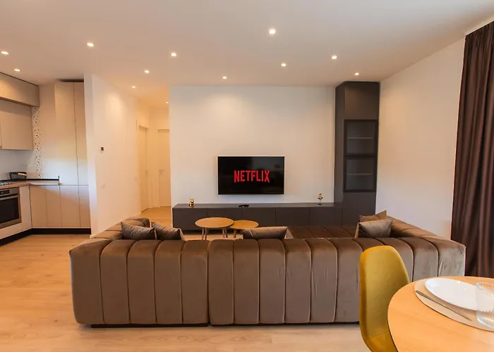 Roots Three - Modern Lakeview Apartment