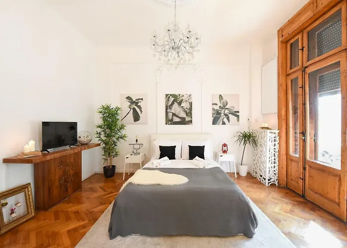 Love.Travel.Explore ♥️Apt W/ Balcony In Old Town