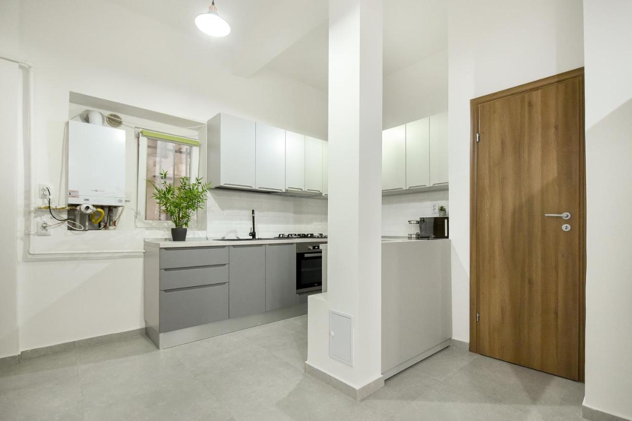 Simple Yet Stylish. Piata Revolutiei Apartment Bucharest