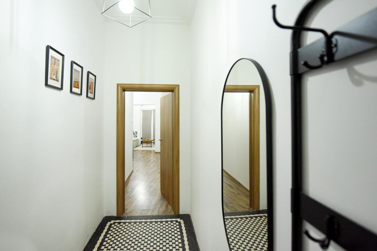 Simple Yet Stylish. Piata Revolutiei Apartment *