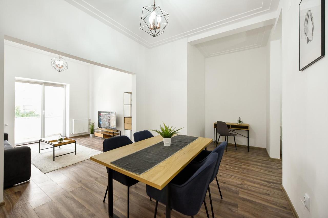 Simple Yet Stylish. Piata Revolutiei Apartment *