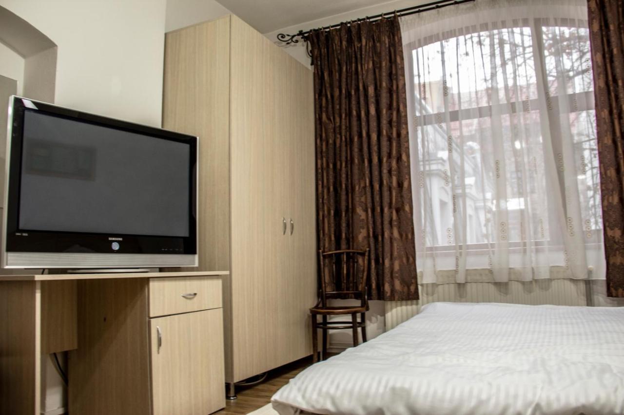 Happy Hotel *