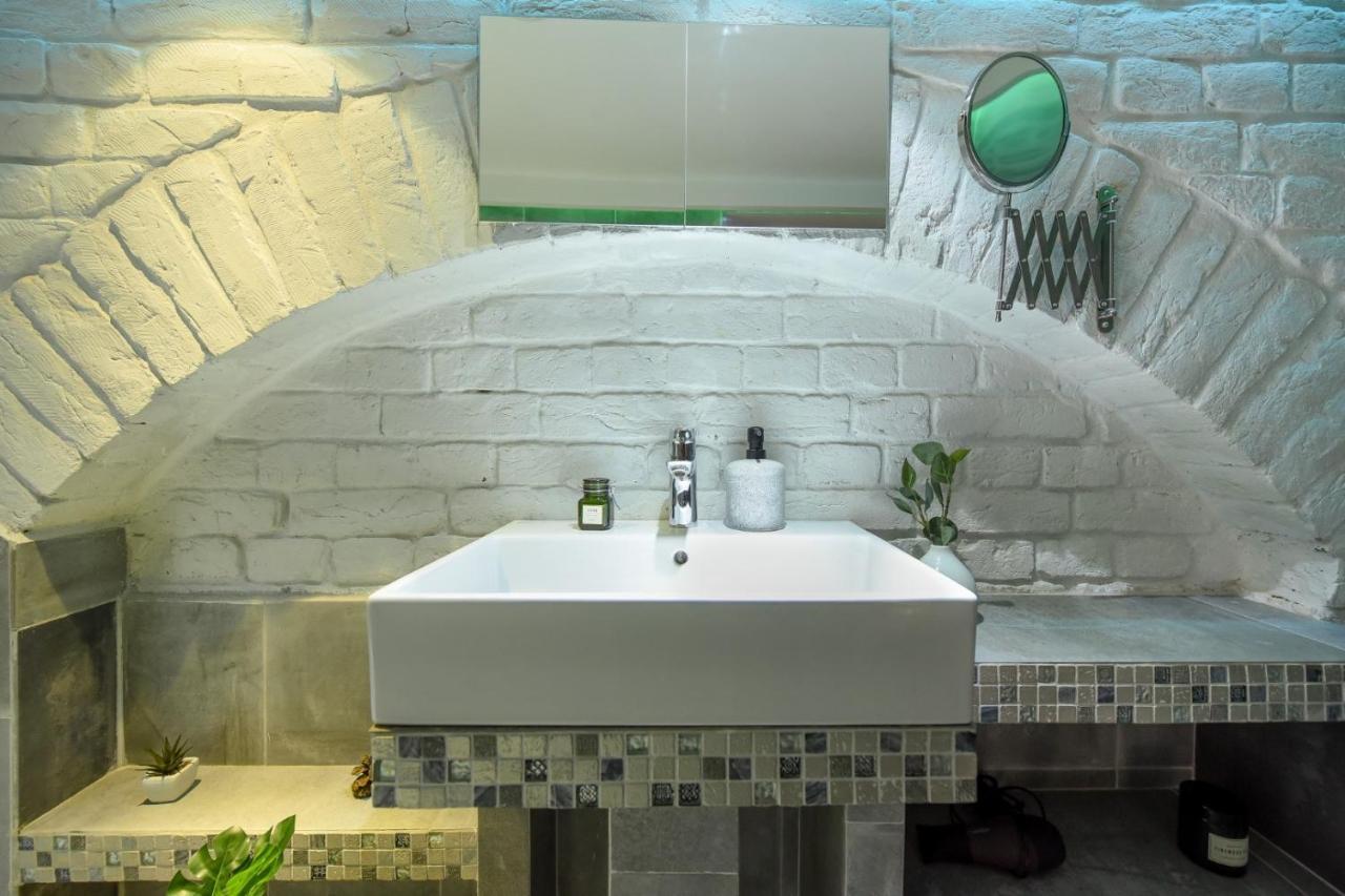 Fab & Homey Studio - Queen Elizabeth Street Apartment *