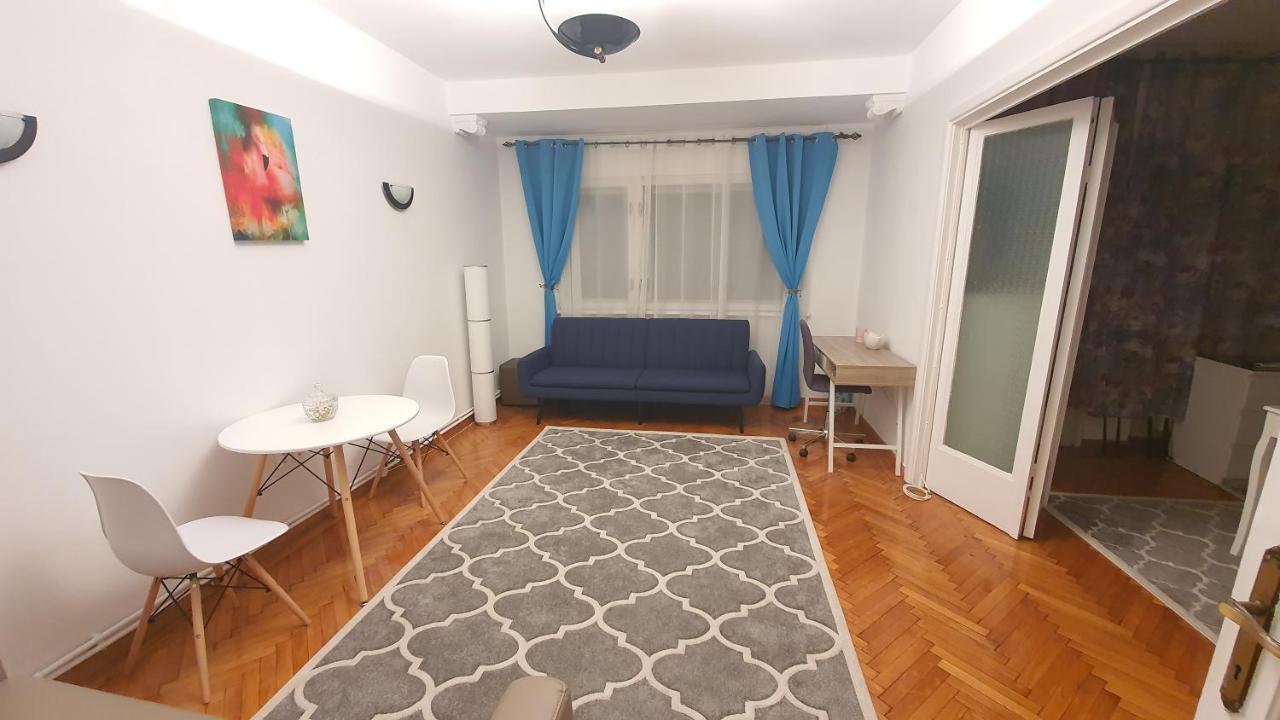 Center Apartment *