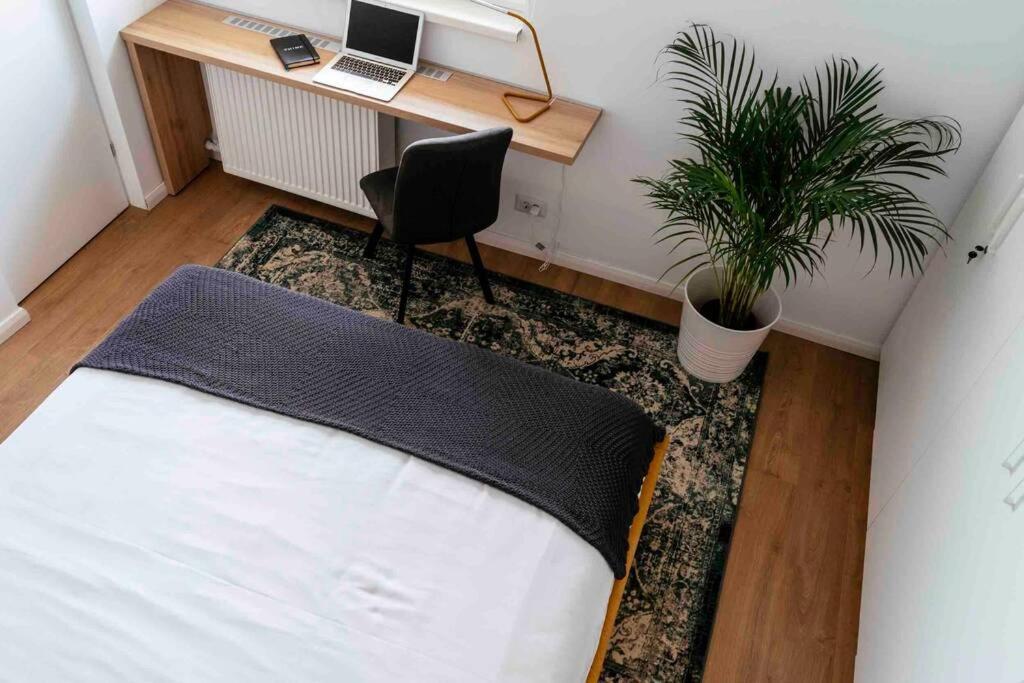 Beautiful - Location - Netflix+balcony *