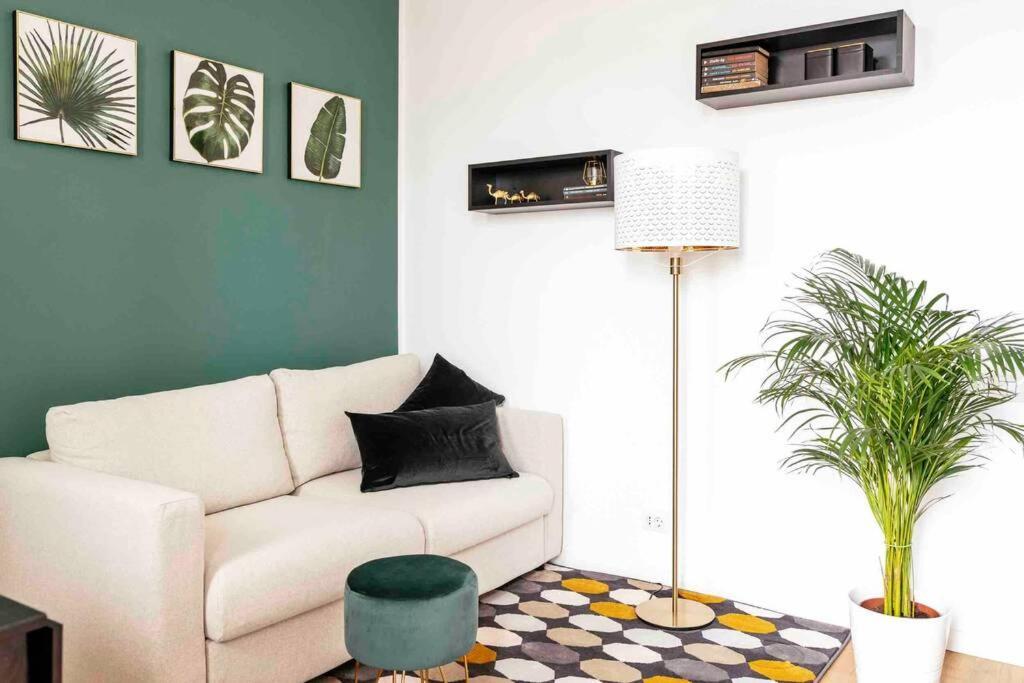 Apartment Beautiful - Location - Netflix+balcony