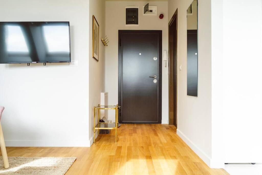 Vivando - Sunny F + Parking Apartment Bucharest
