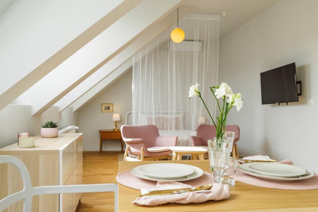 Vivando - Sunny F + Parking Apartment