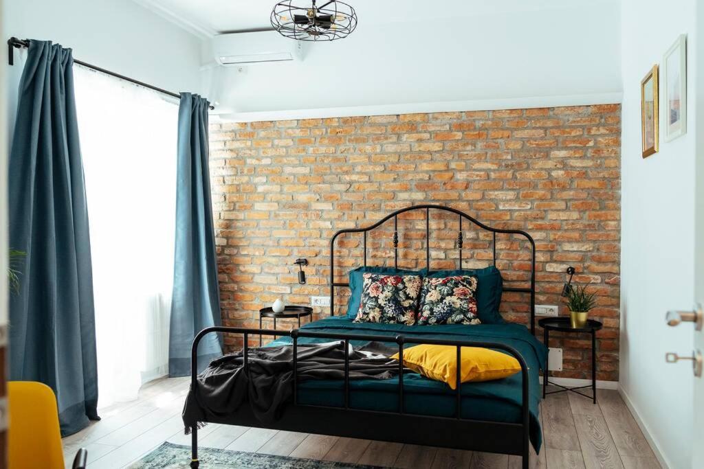 Beautiful - Location + Netflix * Bucharest