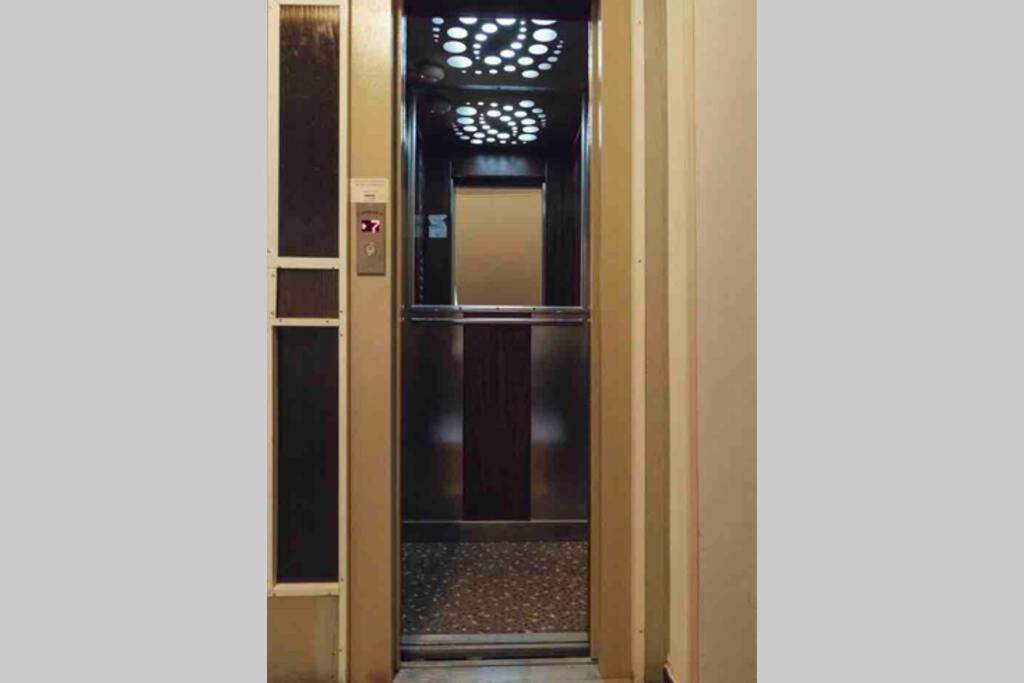 Beautiful - Location - Netflix+balcony Apartment Bucharest