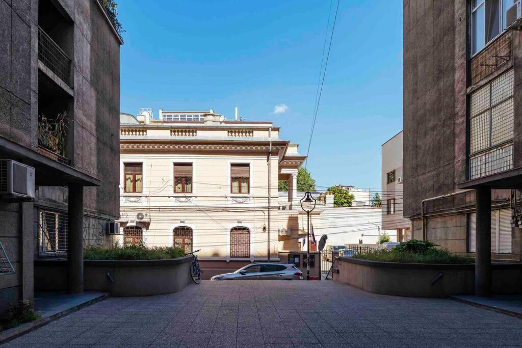 Beautiful - Location + Netflix * Bucureşti