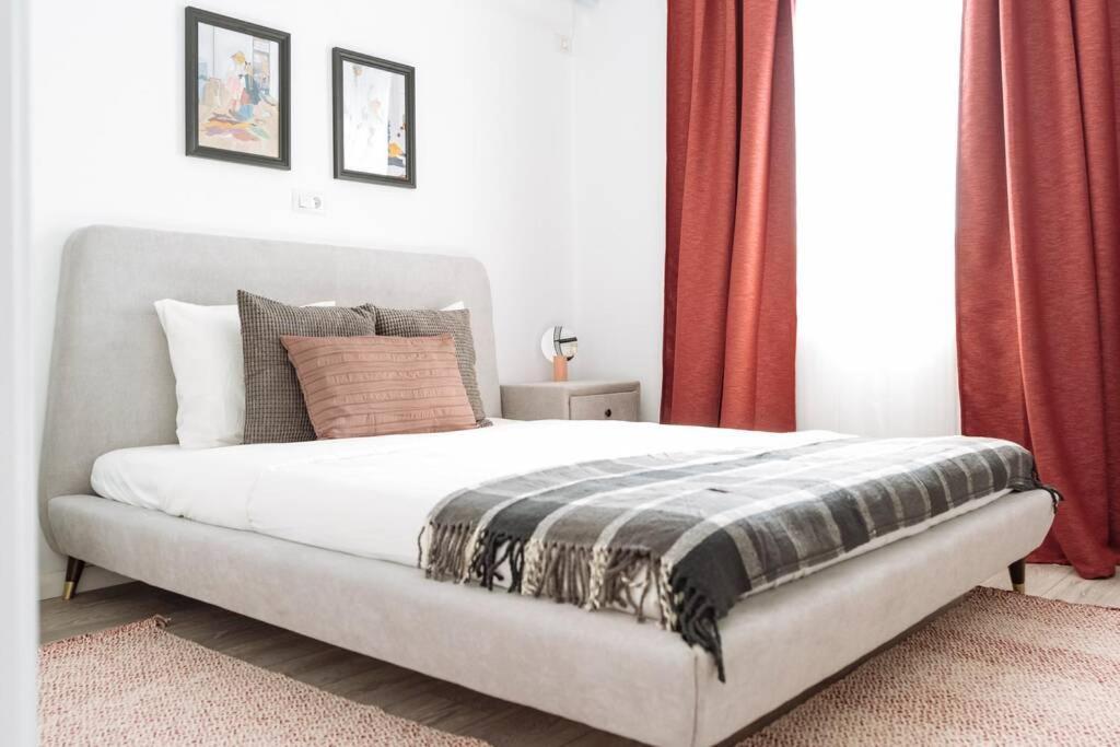 Sunny 2br Flat - Old Town View Apartment