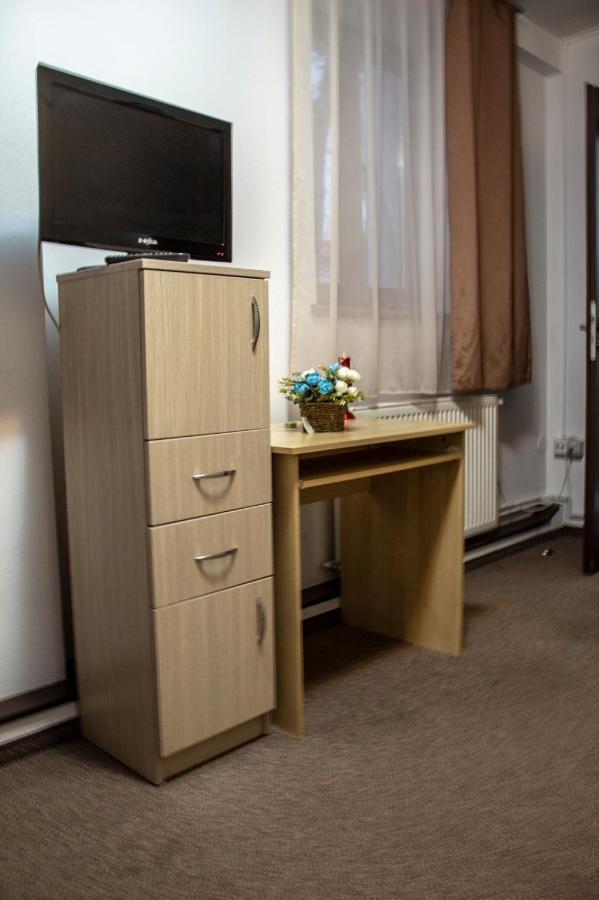 Happy Hotel