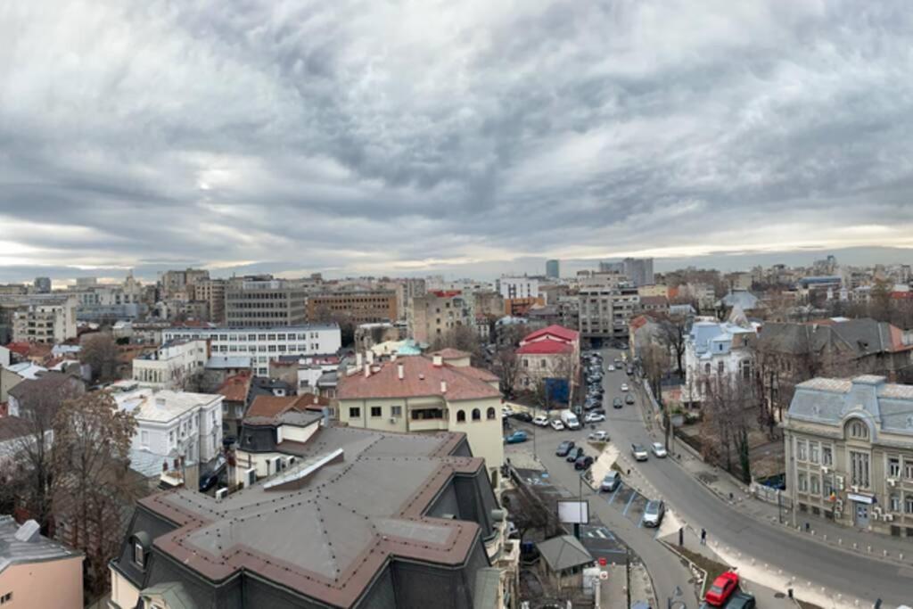 Stunning Views - Location - Netflix + Balcony Apartamento Bucareste