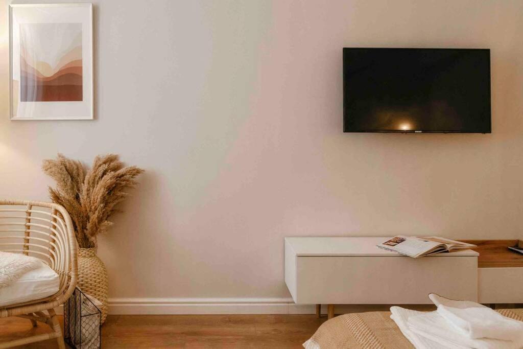 Bright - Location - Old Town + Netflix Apartment
