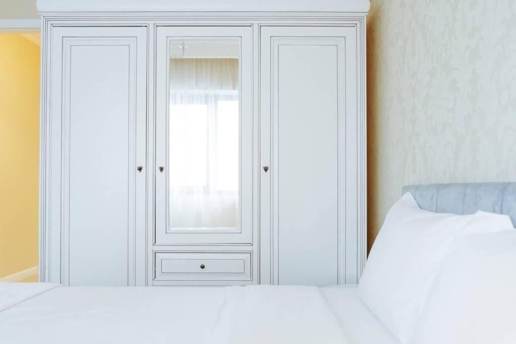 Elegant Vibes Next To Obor Market Apartment