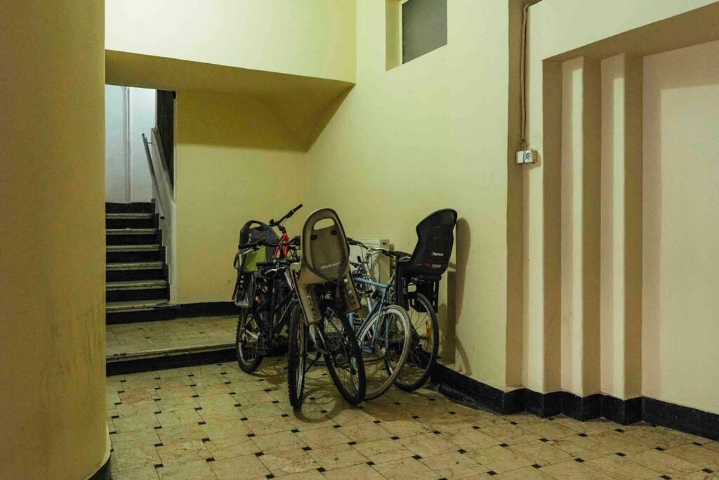 Stunning Views - Location - Netflix + Balcony Apartamento Bucareste