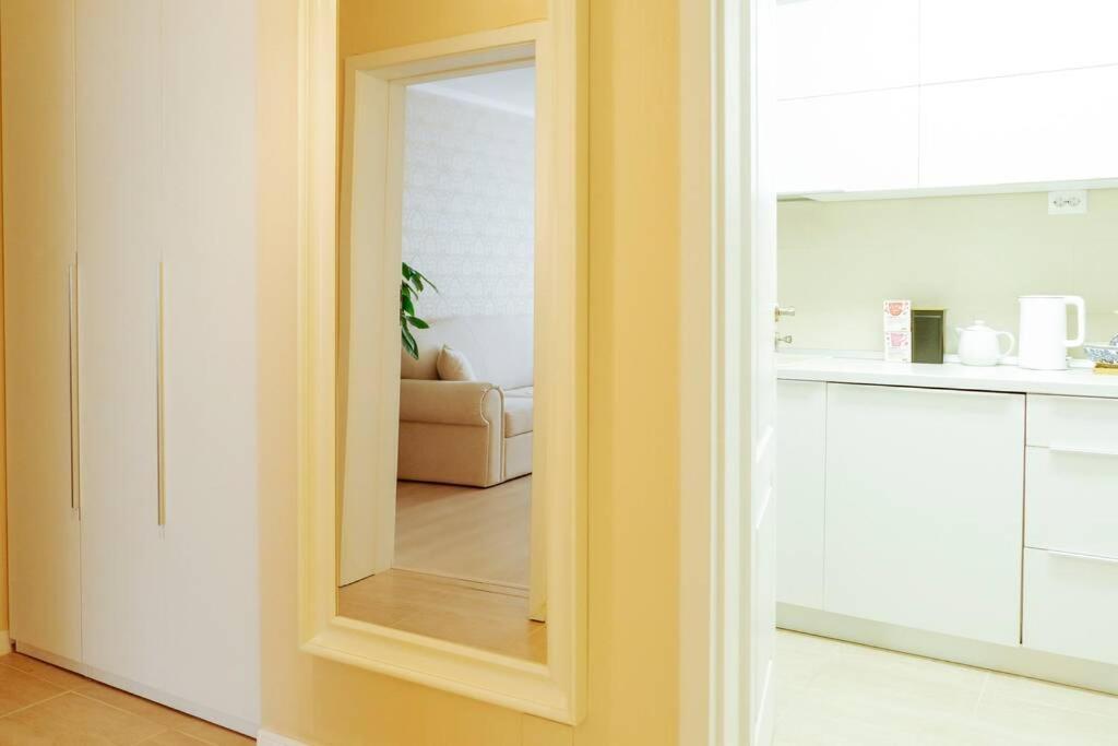 Elegant Vibes Next To Obor Market Apartment