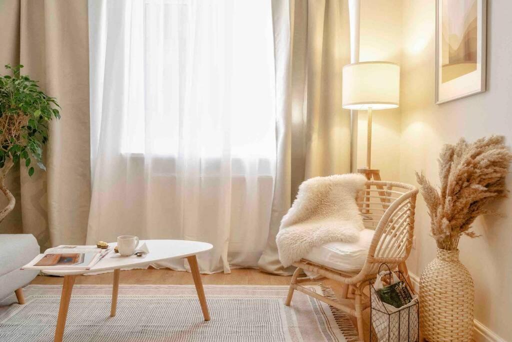 Bright - Location - Old Town + Netflix Apartment